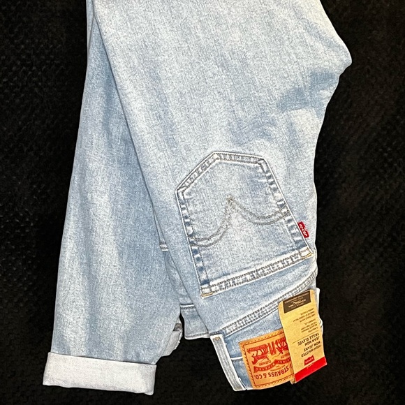 Levi’s high waist mom jean - Picture 2 of 5